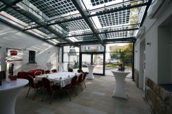Innenansicht des Photovoltaik Glas Daches der VillaMedia
